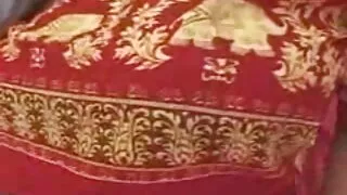 খসখসে স্বর্ণকেশী মাথ ...
