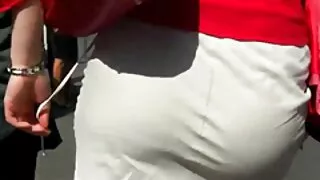 Bosomy লম্বা কেশবিশি ...