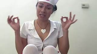 ছোট tittied স্বর্ণকে ...